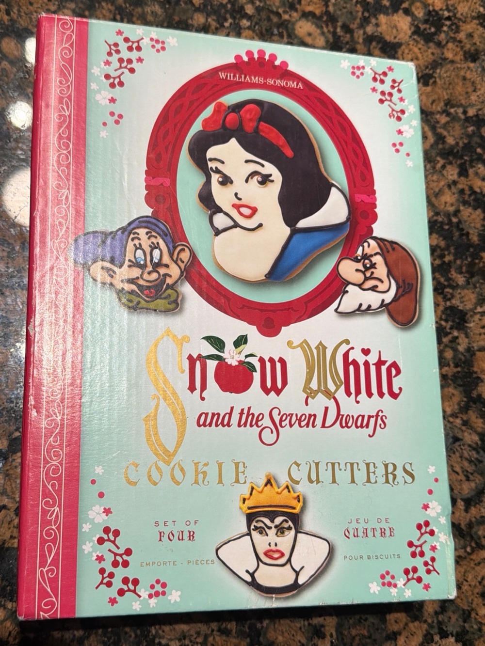 William Sonoma Disney Snow White & Seven Dwarfs Cookie Cutter Set new open box